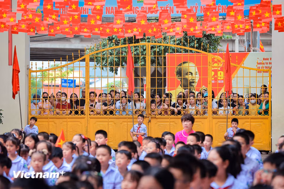 Hòa chung không khí ấy là sự dõi theo của các bậc phụ huynh phía cổng trường. (Ảnh: Hoài Nam/Vietnam+)