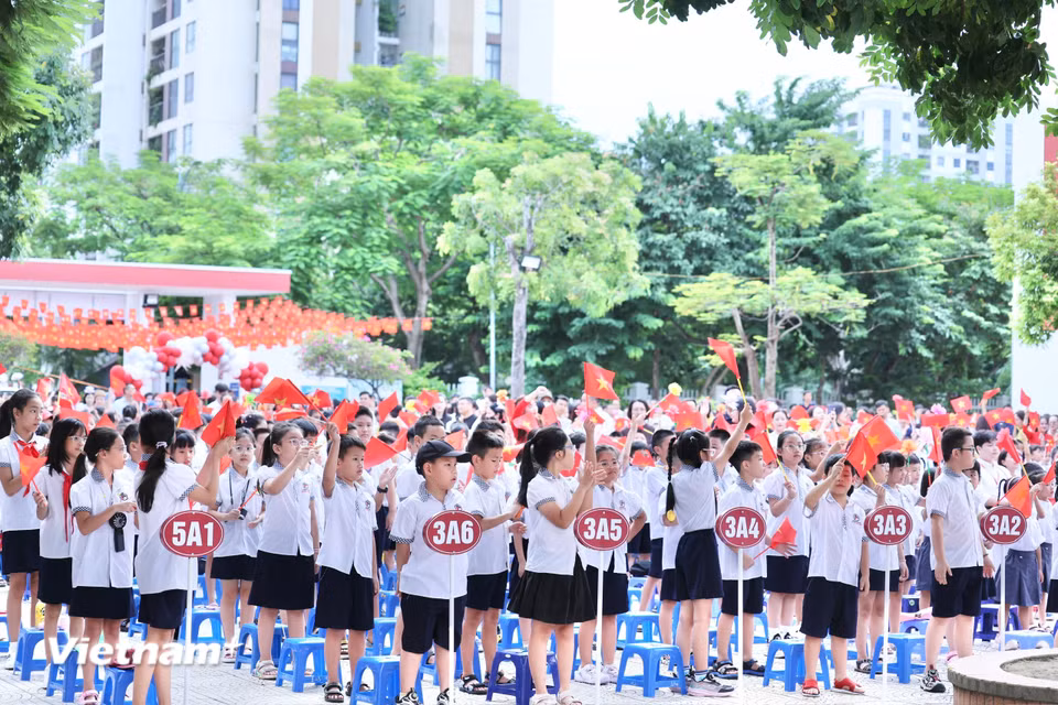 Tại trường Tiểu học Đô thị Việt Hưng (Việt Hưng, Hà Nội), khối học sinh tiểu học háo hức trong ngày Lễ khai giảng. (Ảnh: Hoài Nam/Vietnam+)