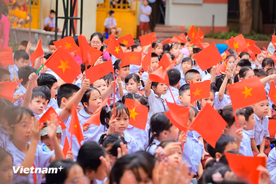 Học sinh khối 1 rạng rỡ chào đón năm học mới. (Ảnh: Hoài Nam/Vietnam+)