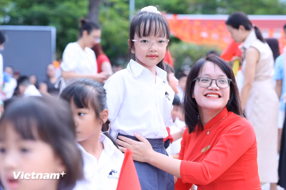 Năm học mới đã bắt đầu. Những nụ cười rạng rỡ hôm nay chính là lời cam kết cho một chặng đường phía trước tràn đầy năng lượng, sáng tạo và thành công. (Ảnh: Hoài Nam/Vietnam+) ​