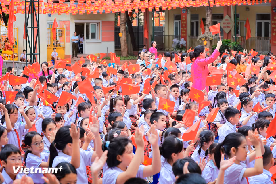 Ghi nhận tại trường Tiểu học Chu Văn An (Hoàng Liệt, Hà Nội), không khí ngày khai giảng rộn rã khắp nẻo đường đến sân trường đầy gió Thu. (Ảnh: Hoài Nam/Vietnam+)