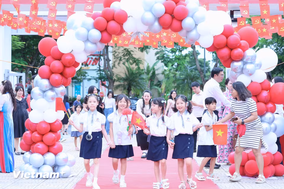 Các em bước vào năm học mới 2026-2027 với niềm vui hân hoan. (Ảnh: Hoài Nam/Vietnam+)