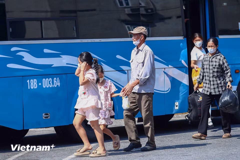 Tại các bến xe lớn như Giáp Bát, Nước Ngầm, Mỹ Đình, người dân lỉnh kỉnh hành lý trở về Thủ đô. ﻿(Ảnh: Hoài Nam/Vietnam+)