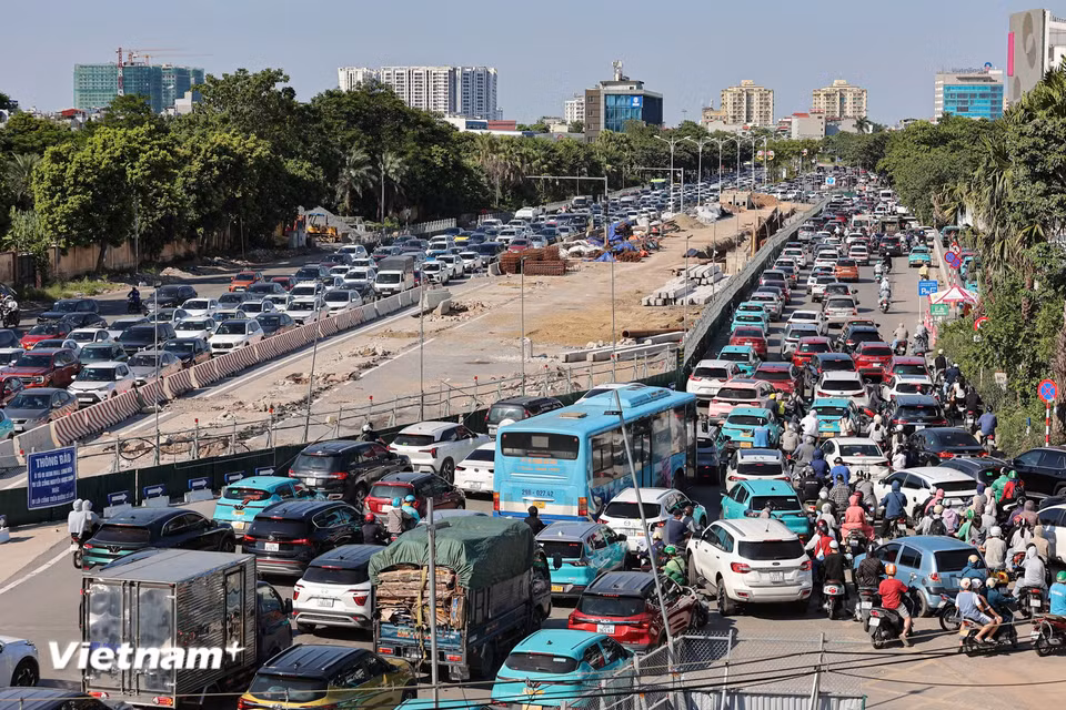 Người dân di chuyển tại khu vực cầu Vĩnh Tuy 'chật vật' hơn khi diện tích đường bị thu hẹp để thi công, các phương tiện nhích từng ly trên đường. (Ảnh: Hoài Nam/Vietnam+)