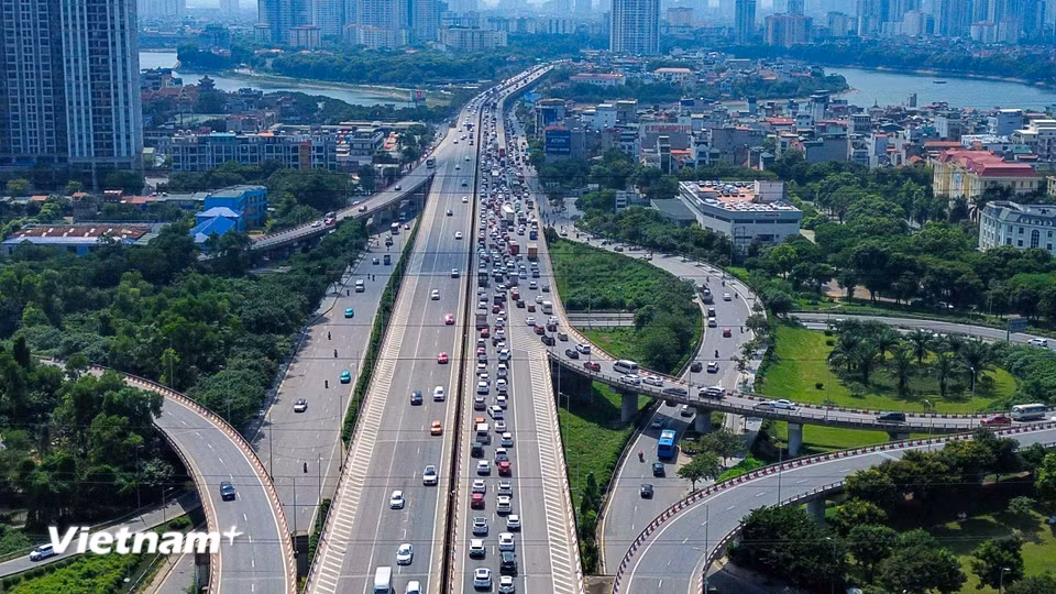 Theo ghi nhận vào cuối giờ chiều nay, áp lực giao thông gia tăng tại các cửa ngõ phía Nam và phía Tây thành phố, dòng phương tiện di chuyển chậm. (Ảnh: Hoài Nam/Vietnam+)