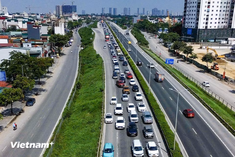 Tại cửa ngõ phía Nam Thủ đô, từng dòng xe nối đuôi nhau kéo dài hàng cây số di chuyển chậm rãi. (Ảnh: Hoài Nam/Vietnam+)