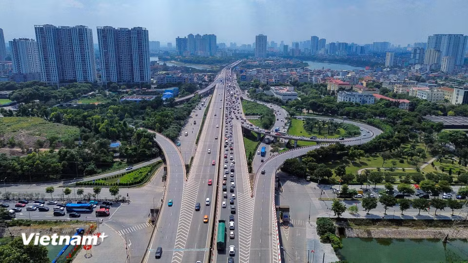 Tại điểm cuối cao tốc Pháp Vân- Cầu Giẽ không xảy ra ùn tắc, các phương tiện di chuyển chậm rãi trên đường Vành đai 3 trên cao. (Ảnh: Hoài Nam/Vietnam+)