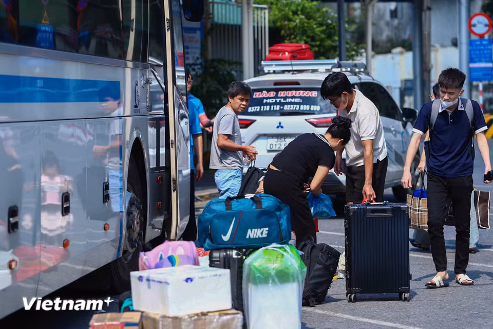 Dù lượng khách trở về trong ngày cuối cùng kỳ nghỉ Lễ nhưng không xảy ra tình trạng quá tải tại các bến xe. (Ảnh: Hoài Nam/Vietnam+)