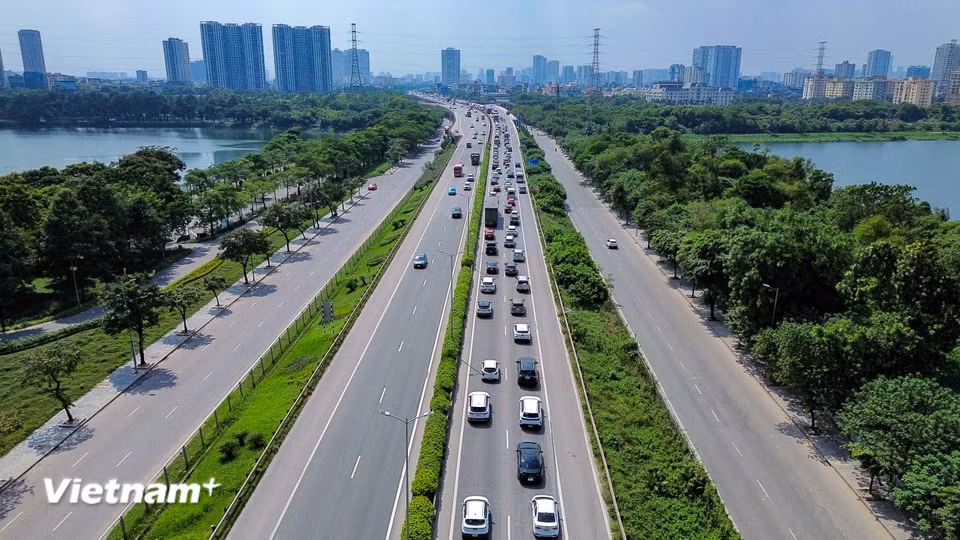Dòng phương tiện nối đuôi nhau trên Vành đai 3 từ hướng cầu Thanh Trì về trung tâm Hà Nội. (Ảnh: Hoài Nam/Vietnam+)