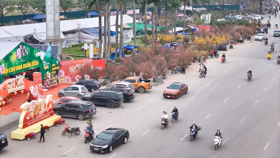 Khắp các nẻo đường tại Hà Nội, hương sắc mùa Xuân tràn ngập với đa dạng hoa, cây cảnh phục vụ nhu cầu chơi Tết của người dân. (Ảnh: Hoài Nam/Vietnam+)