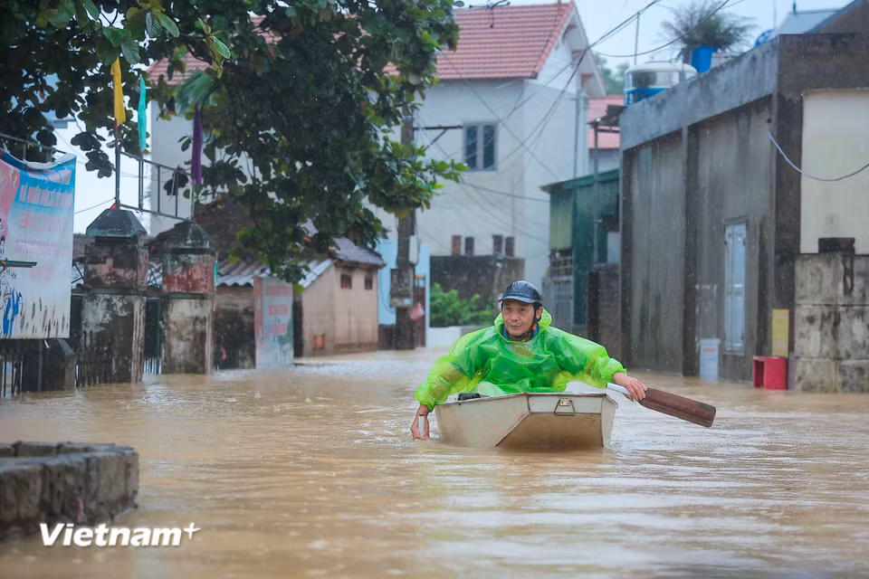 Người dân chỉ còn cách di chuyển bằng thuyền. (Ảnh: Hoài Nam/Vietnam+)