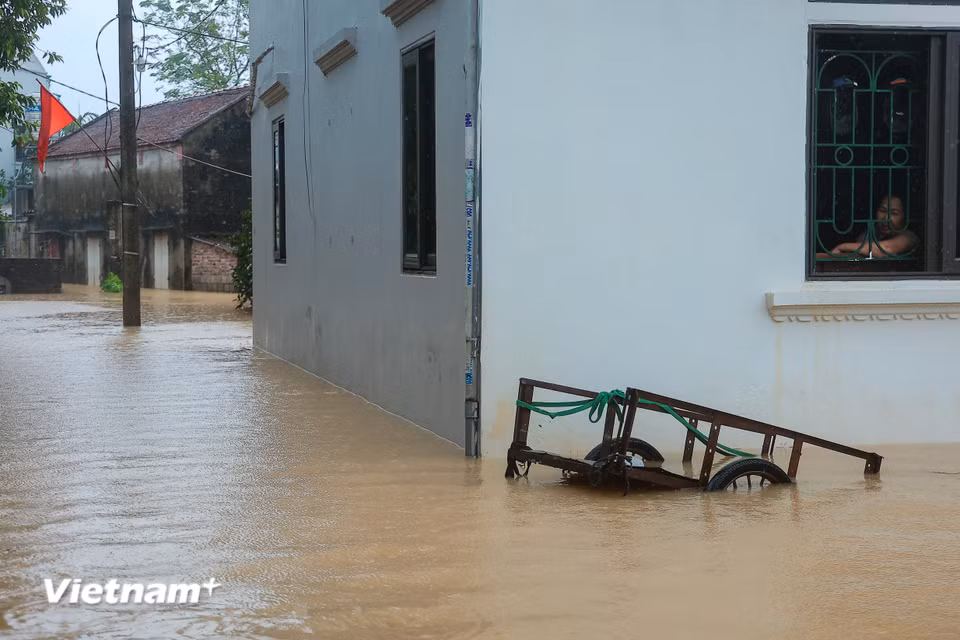 Khắp đường đi lối lại trong thôn đều biến thành sông. (Ảnh: Hoài Nam/Vietnam+)