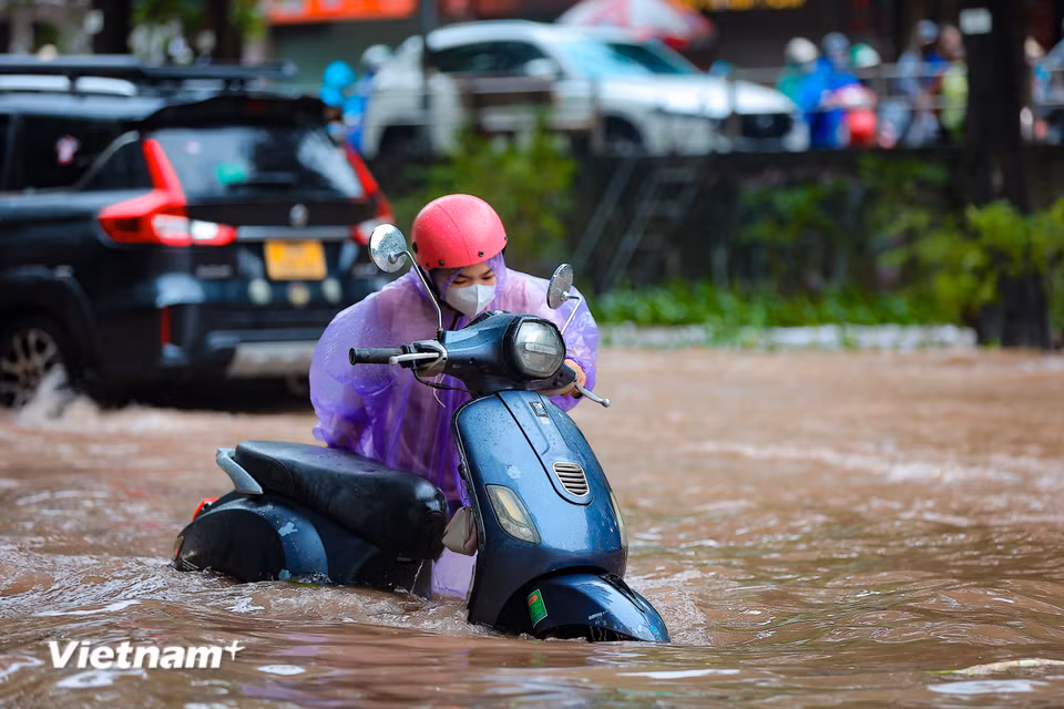 Nhiều phương tiện đã chết máy giữa dòng nước. (Ảnh: Hoài Nam/Vietnam+)