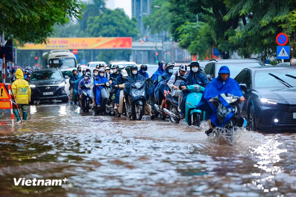 Do ngập sâu đúng vào giờ cao điểm sáng, các phương tiện đi qua Thái Hà bị ùn vì không thể di chuyển qua đoạn ngập nước. (Ảnh: Hoài Nam/Vietnam+)