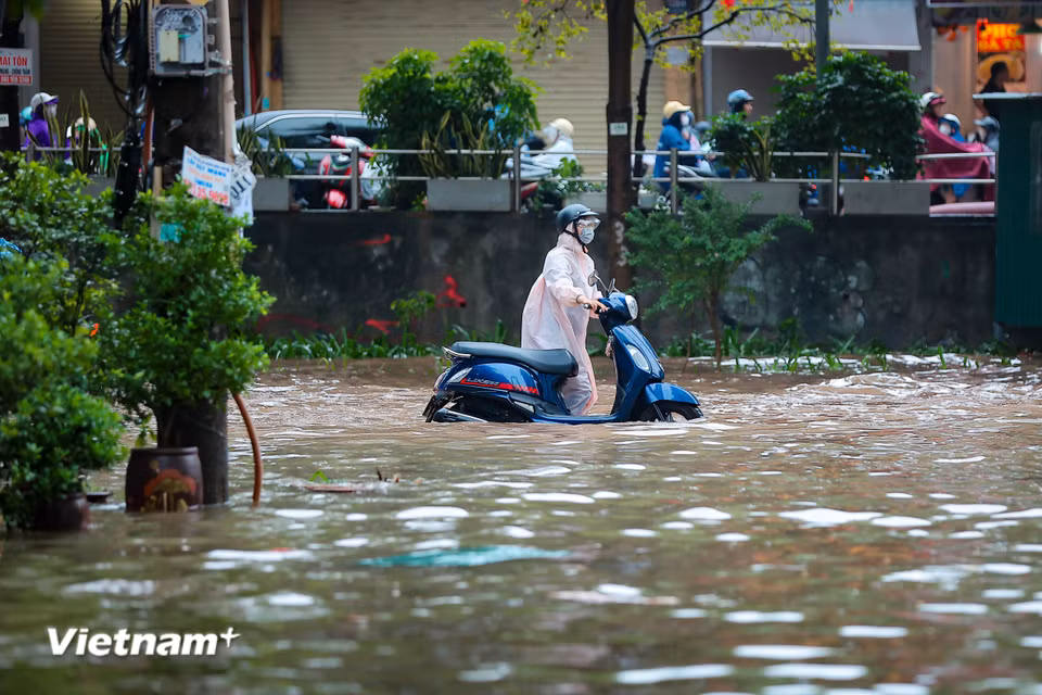 Ngõ 165 Thái Hà đoạn trước tòa nhà Sông Hồng Parkview ngập nặng. (Ảnh: Hoài Nam/Vietnam+)