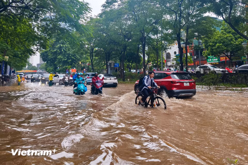 Theo báo cáo tình hình thoát nước thời điểm 6 giờ sáng ngày 17/9, trên địa bàn thành phố lượng mưa ghi nhận từ đêm đến sáng trung bình 80-160mm. (Ảnh: Hoài Nam/Vietnam+)
