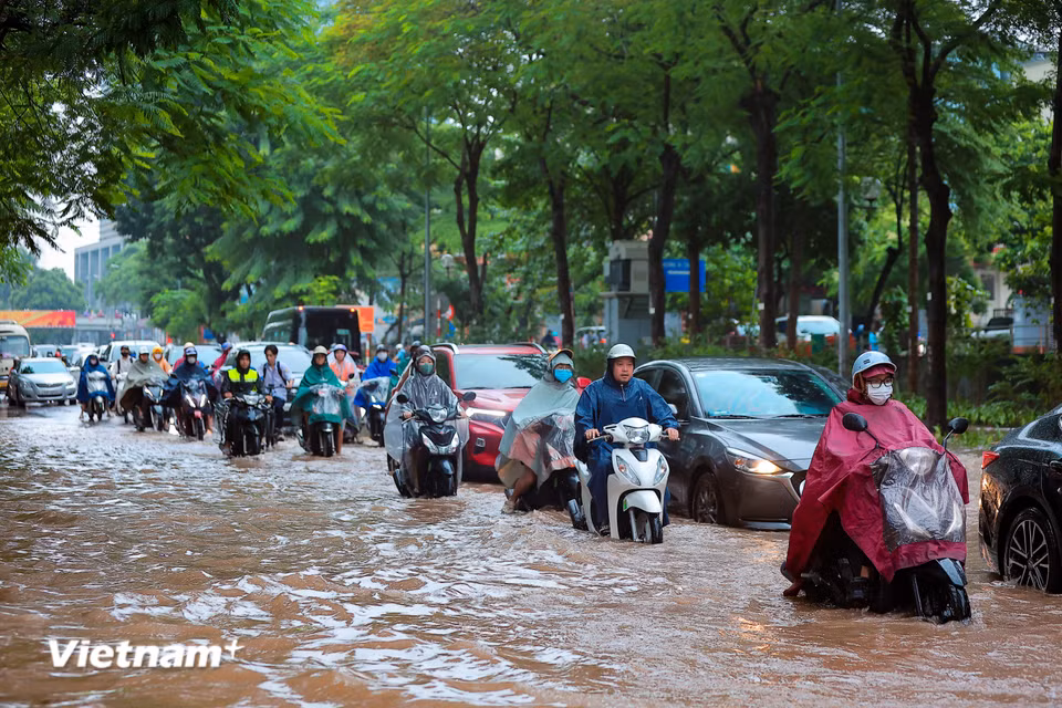 Ghi nhận tại tuyến phố Thái Hà sáng nay có đoạn nước ngập sâu, người dân di chuyển rất khó khăn. (Ảnh: Hoài Nam/Vietnam+)
