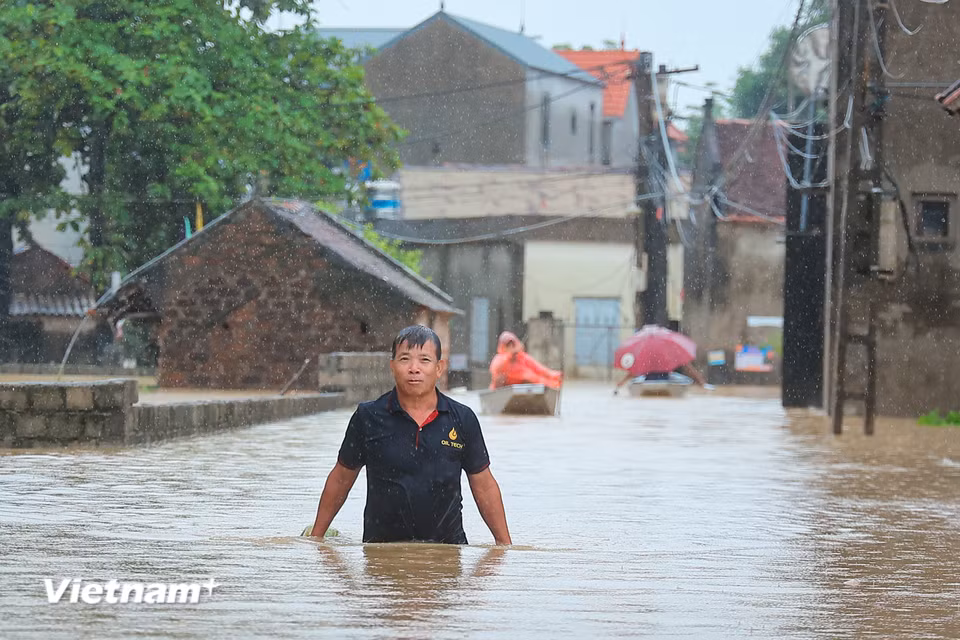 Trước đó, 10 giờ 20 phút ngày 16/9, Ban Chỉ huy Phòng thủ dân sự thành phố đã phát lệnh báo động 3 trên sông Bùi tại địa phận các khu vực này. (Ảnh: Hoài Nam/Vietnam+)