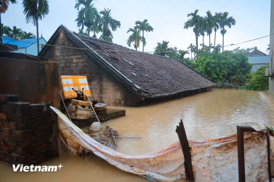 Ghi nhận trong thôn Đồng Dâu, có khu vực nước đã dâng cao gần mái nhà. (Ảnh: Hoài Nam/Vietnam+)