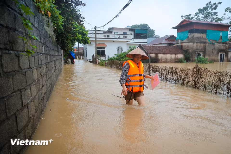 Người dân di chuyển đồ đạc quý giá khỏi vùng ngập. (Ảnh: Hoài Nam/Vietnam+)
