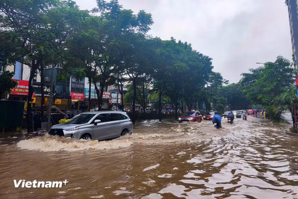 Trận mưa lớn kéo dài dồn dập từ đêm khiến nhiều địa bàn nội thành Hà Nội xuất hiện những điểm úng ngập sâu cục bộ. (Ảnh: Hoài Nam/Vietnam+)