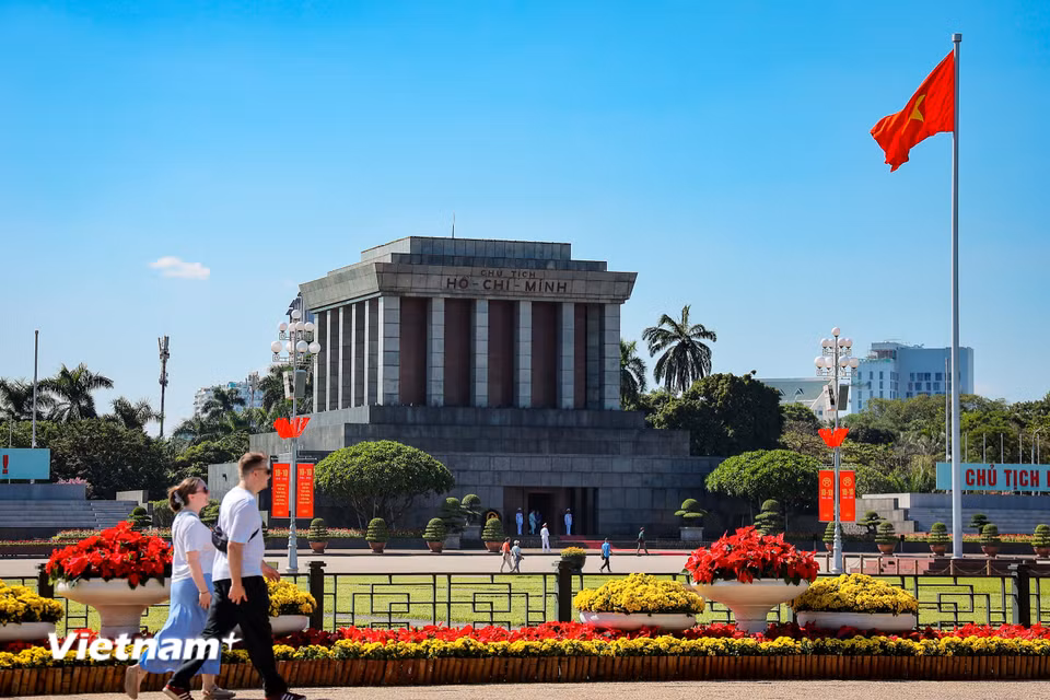 Khu vực Quảng trường Ba Đình khoác lên mình tấm áo mới rực rỡ. (Ảnh: Hoài Nam/Vietnam+)