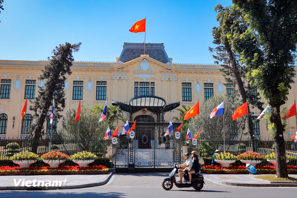 Những ngày đầu tháng Mười, Hà Nội lại khoác lên mình tấm áo mới rực rỡ và trang trọng để chào mừng kỷ niệm 72 năm Ngày Giải phóng Thủ đô (10/10/1954 - 10/10/2026). (Ảnh: Hoài Nam/Vietnam+)