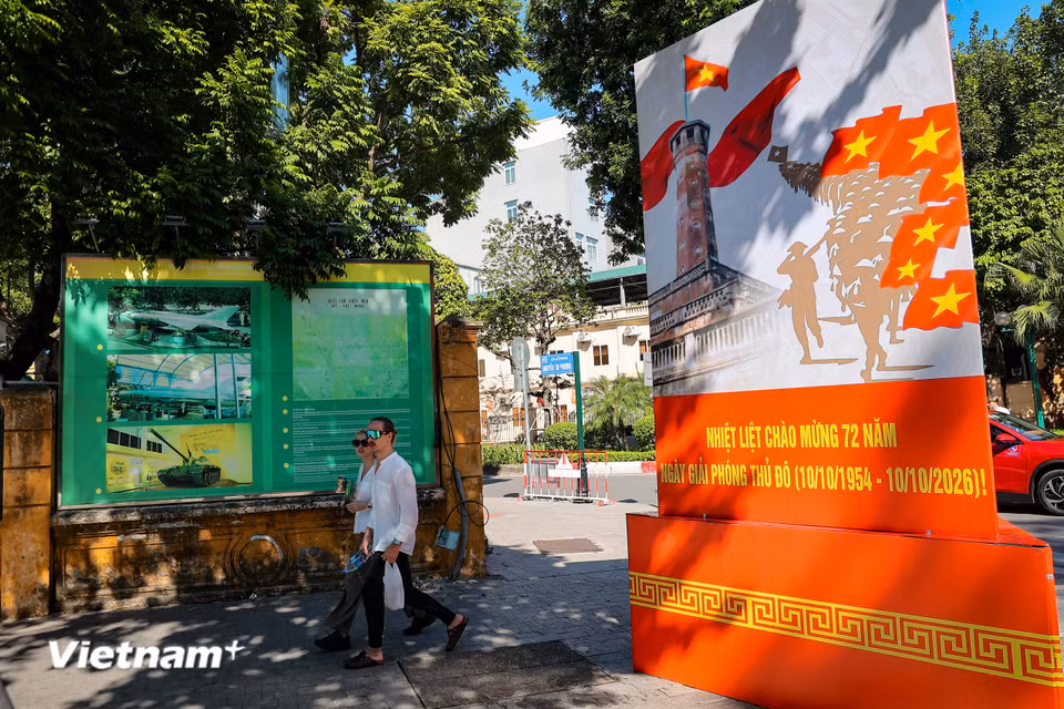 Sắc đỏ rực rỡ của cờ hoa hôm nay không chỉ tôn vinh diện mạo tươi đẹp của phố phường, mà còn là nhịp cầu nối liền quá khứ hào hùng với hiện tại rực rỡ. (Ảnh: Hoài Nam/Vietnam+)
