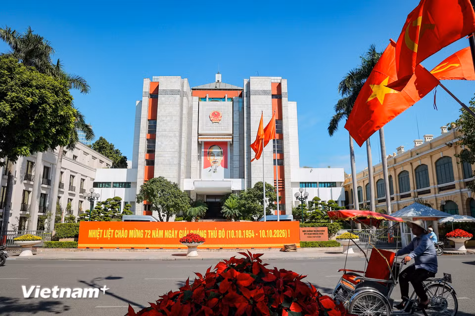 Cờ và hoa tung bay trong nắng mùa Thu tại khu vực Hồ Hoàn Kiếm. (Ảnh: Hoài Nam/Vietnam+)