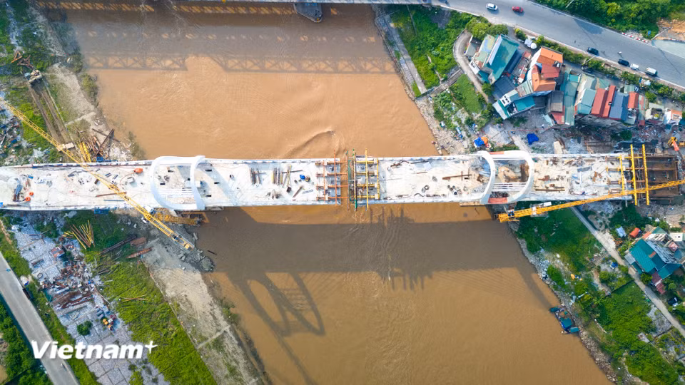 Theo tiến độ được công bố đầu tháng 8/2026, dự kiến thông xe cầu Đuống mới vào giữa tháng 9, tạo điều kiện triển khai tháo dỡ cầu Đuống cũ phục vụ các hạng mục tiếp theo của dự án. (Ảnh: Hoài Nam/Vietnam+) ​ ​