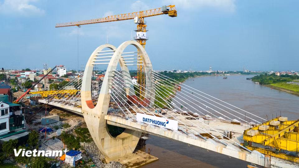 Trụ tháp dạng vòm cùng hệ thống dây văng của cầu đường bộ mới đã cơ bản hoàn thiện, tạo điểm nhấn kiến trúc cho công trình. (Ảnh: Hoài Nam/Vietnam+)