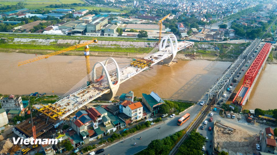Cầu đường bộ vượt sông Đuống dài 382m, được xây dựng vĩnh cửu bằng bê tông cốt thép và bêtông cốt thép dự ứng lực, kết hợp hệ dây văng. (Ảnh: Hoài Nam/Vietnam+)