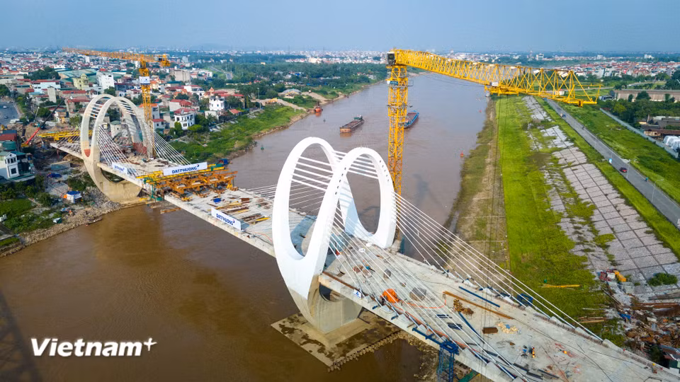Khi cầu đường bộ và đường sắt mới được đưa vào khai thác, cầu Đuống cũ sẽ được phá dỡ nhằm mở rộng luồng đường thủy, đồng thời tách biệt giao thông đường bộ và đường sắt, tăng năng lực kết nối hai bờ sông Đuống. (Ảnh: Hoài Nam/Vietnam+)