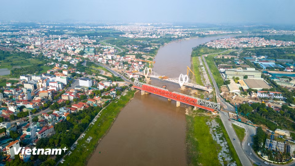 Việc hợp long nhịp chính có ý nghĩa quan trọng đối với tiến độ toàn dự án, tạo điều kiện để các đơn vị chuyển trọng tâm sang hoàn thiện mặt cầu, đường dẫn, nút giao và các hạng mục phụ trợ. (Ảnh: Hoài Nam/Vietnam+)