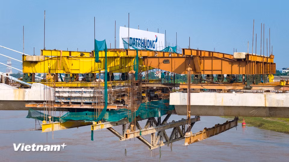 Các nhà thầu đang tập trung thi công những hạng mục còn lại trước thời điểm hợp long. (Ảnh: Hoài Nam/Vietnam+)