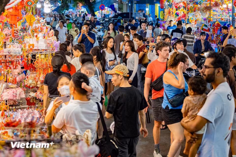 Chỉ còn vài ngày nữa là tới Tết Trung Thu, con phố Hàng Mã (Hoàn Kiếm) dài chưa đầy 300 mét lại tấp nập du khách đến tham quan và mua sắm. (Ảnh: Hoài Nam/Vietnam+)