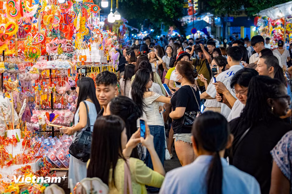 Không khí tại con phố càng trở nên sôi động về chiều muộn và đêm xuống. (Ảnh: Hoài Nam/Vietnam+)