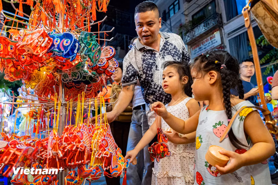 Đối với người lớn, một chuyến dạo quanh Hàng Mã còn là dịp để tìm lại ký ức tuổi thơ êm đềm giữa nhịp sống hiện đại hối hả. (Ảnh: Hoài Nam/Vietnam+)