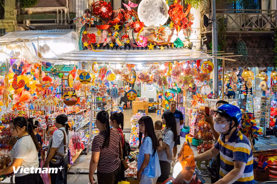 Dòng người nối đuôi nhau di chuyển chậm rãi qua từng gian hàng để ngắm nhìn, mua sắm và lưu lại những khoảnh khắc đẹp. (Ảnh: Hoài Nam/Vietnam+)