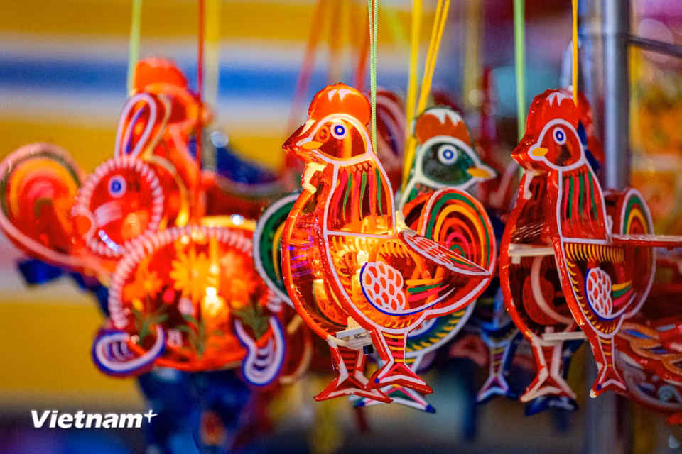 Không khí Trung Thu rộn ràng tại phố Hàng Mã không chỉ tô điểm cho diện mạo Thủ đô thêm phần lộng lẫy mà còn góp phần gìn giữ, lan tỏa những giá trị văn hóa truyền thống nét đẹp của Tết Đoàn viên trong lòng người dân Hà Nội và du khách thập phương. (Ảnh: Hoài Nam/Vietnam+)