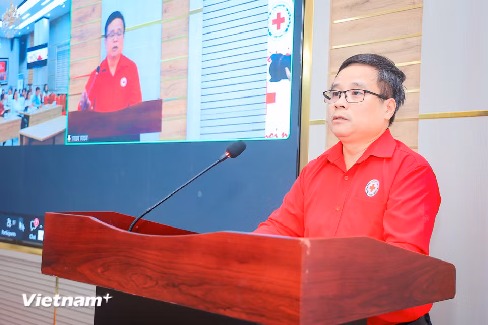 Từ Trung ương đến cơ sở, yêu cầu đặt ra là đưa các mục tiêu, nhiệm vụ của Nghị quyết Đại hội XII vào hoạt động cụ thể, gắn với nhu cầu của người dân và thực tiễn từng địa bàn; lấy hiệu quả trợ giúp con người, tính chuyên nghiệp, minh bạch và khả năng huy động, kết nối nguồn lực làm những thước đo quan trọng của quá trình đổi mới. (Ảnh: Hoài Nam/Vietnam+)