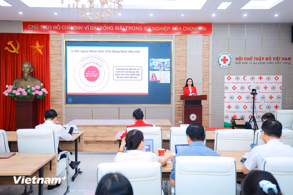 Trong hai ngày 17 và 18/8/2026, tại Hà Nội, Trung ương Hội Chữ thập đỏ Việt Nam tổ chức Hội nghị toàn quốc nghiên cứu, học tập, quán triệt Nghị quyết Đại hội XII, Hội Chữ thập đỏ Việt Nam và triển khai Chương trình hành động thực hiện Nghị quyết. Hội nghị được tổ chức trực tiếp tại điểm cầu Trung ương Hội và trực tuyến tới các điểm cầu trong cả nước. (Ảnh: Hoài Nam/Vietnam+)