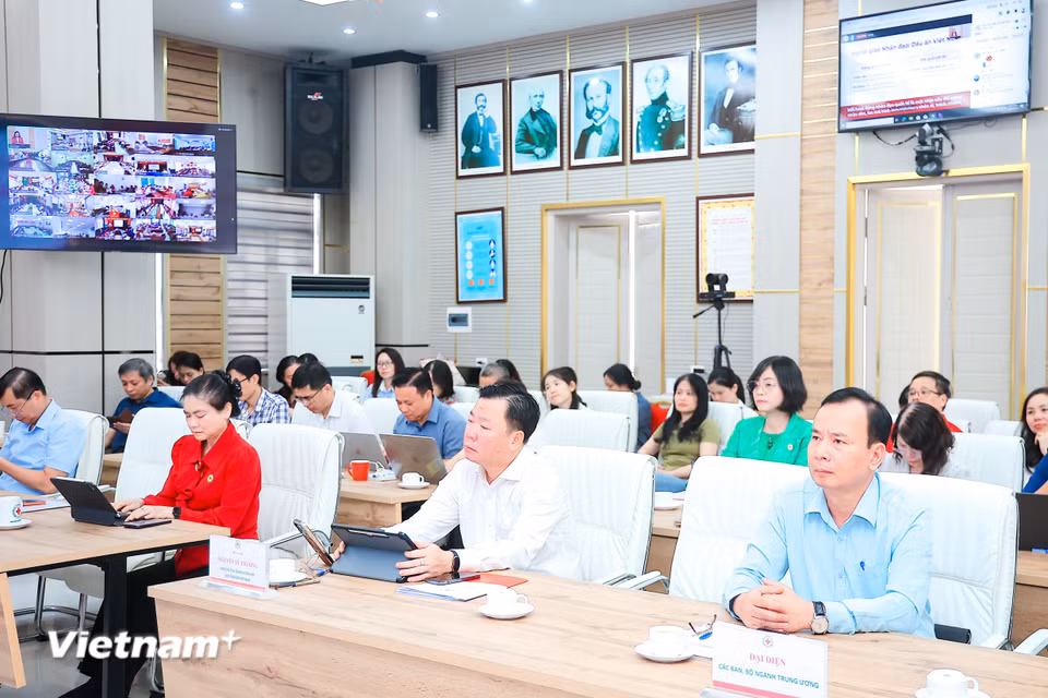Trong ngày làm việc thứ nhất, Hội nghị tập trung nghiên cứu, học tập và quán triệt 4 chuyên đề. Sáu nhóm nội dung được xây dựng theo hướng xuyên suốt từ nhận thức đến hành động, từ định hướng chung đến tổ chức thực hiện, gồm: quán triệt những nội dung cốt lõi của Nghị quyết Đại hội XII; triển khai nhiệm vụ trọng tâm và ba khâu đột phá; đổi mới hoạt động nhân đạo và xây dựng cộng đồng an toàn, tự cường; đổi mới tổ chức, quản trị và chuyển đổi số; đổi mới truyền thông, vận động nguồn lực, đối ngoại và hợp tác quốc tế; tổ chức thực hiện Nghị quyết gắn với trách nhiệm, tiến độ, kiểm tra và giám sát. (Ảnh: Hoài Nam/Vietnam+)