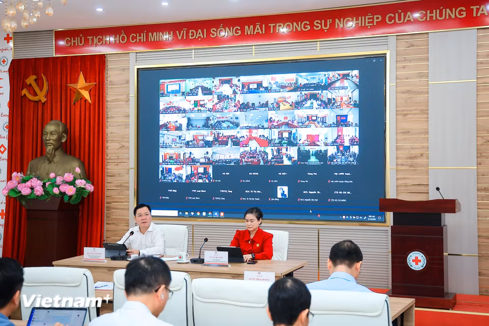 Hội nghị cũng là dịp để toàn Hội quán triệt sâu sắc những định hướng chiến lược đối với công tác nhân đạo và yêu cầu đổi mới đối với Hội Chữ thập đỏ Việt Nam trong giai đoạn phát triển mới đã được đồng chí Tô Lâm, Tổng Bí thư Ban Chấp hành Trung ương Đảng, Chủ tịch nước Cộng hòa xã hội chủ nghĩa Việt Nam, Chủ tịch danh dự Hội Chữ thập đỏ Việt Nam định hướng. Công tác nhân đạo được đặt trong một tầm nhìn rộng hơn, gắn với con người, an sinh xã hội, phòng ngừa rủi ro, nâng cao khả năng tự cường của cộng đồng và bảo đảm để không ai bị bỏ lại phía sau. (Ảnh: Hoài Nam/Vietnam+)
