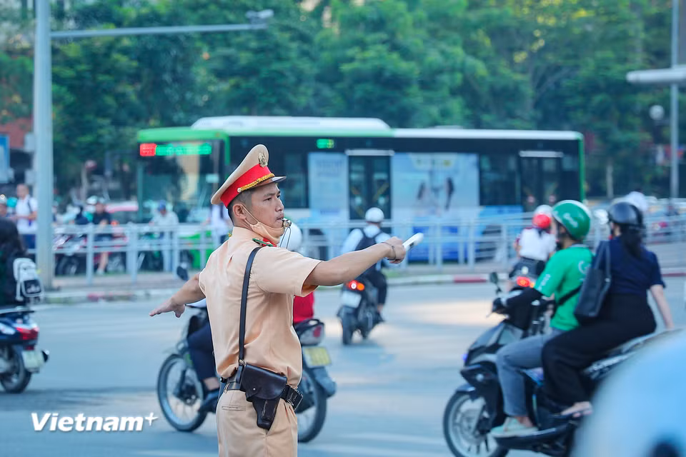 Lực lượng chức năng có mặt từ sớm tại các nút giao để điều tiết giao thông.