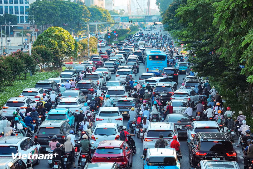 Sáng nay, ngày đầu tiên trở lại làm việc sau kỳ nghỉ lễ Quốc khánh 2/9, hàng nghìn người dân Hà Nội chật vật trên đường trở lại công việc qua các tuyến giao thông huyết mạch.