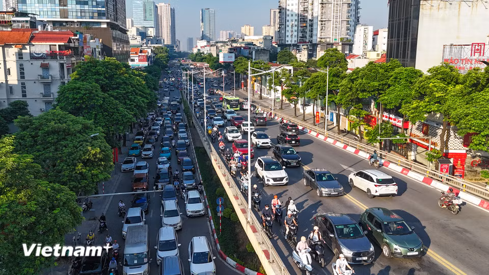 Dòng xe nối dài cả trên đường và trên cầu vượt.