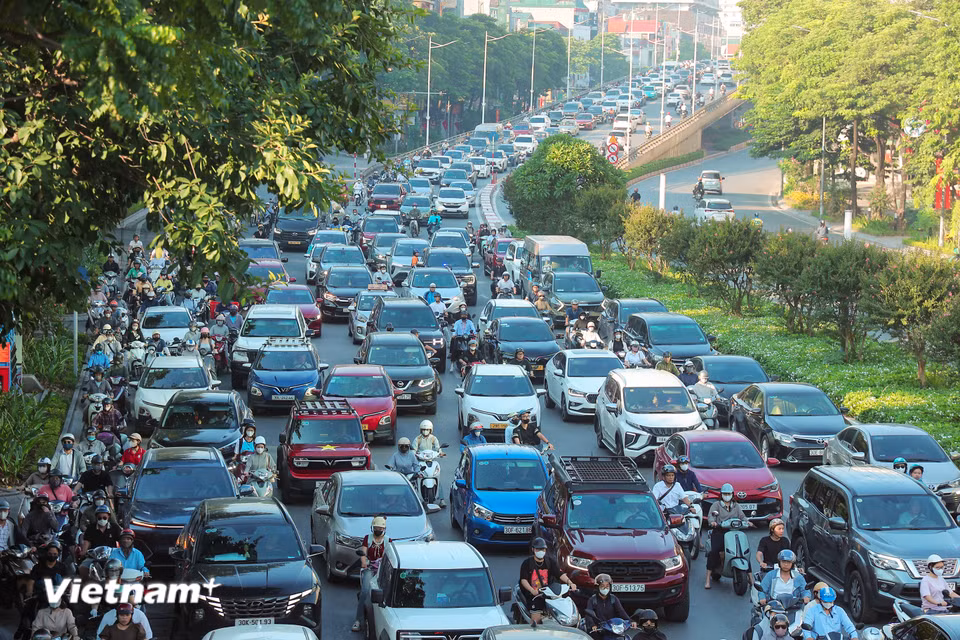 Ghi nhận từ 7 giờ sáng, khu vực cầu vượt từ Trần Duy Hưng sang Nguyễn Chí Thanh luôn đông đúc, dòng xe di chuyển chậm.