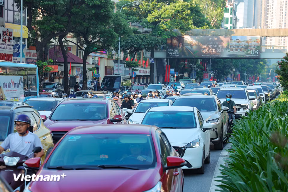 Trên tuyến Trần Duy Hưng, người dân nhích từng centimet trên đường