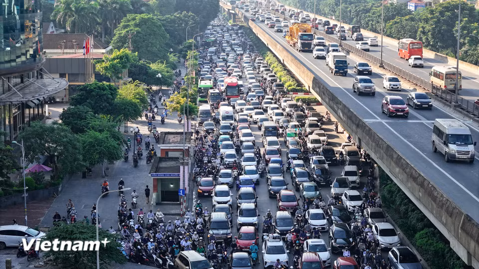 Đường Vành đai 3 đoạn Khuất Duy Tiến ghi nhận tình trạng ùn ứ, hàng dài xe máy buộc phải leo vỉa hè hoặc len lỏi từng khoảng trống giữa các làn ô tô để kịp giờ làm.